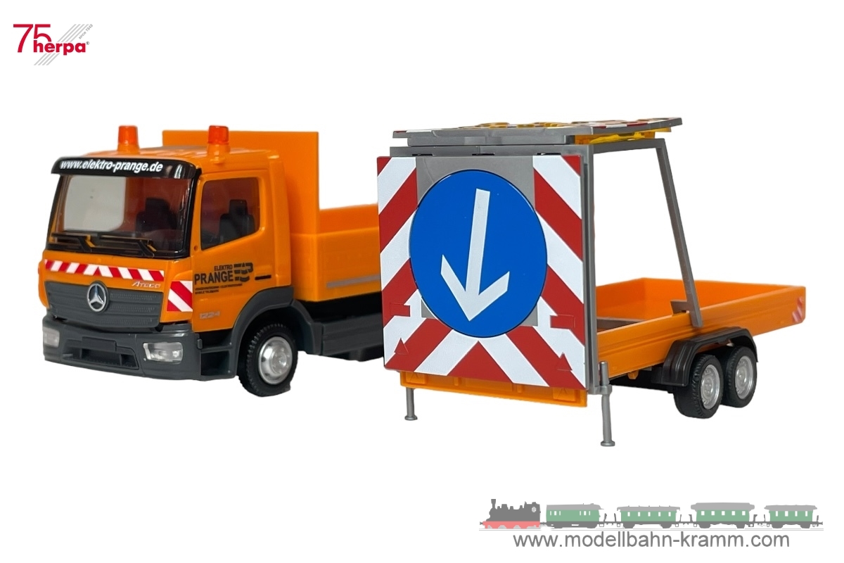 Herpa 956246, EAN 2000075671806: 1:87 MB Atego 13 Pritschen-LKW mit Verkehrssicherungsanhänger Elektro Prange