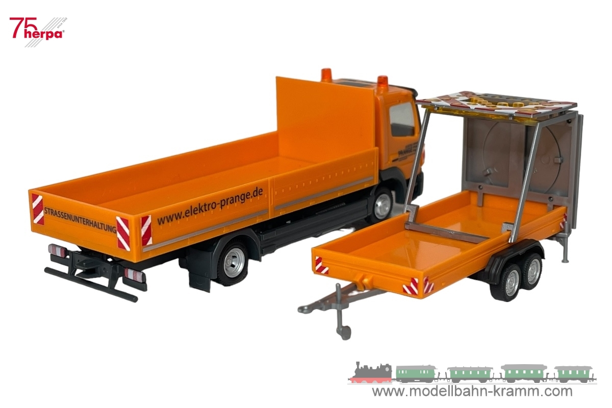 Herpa 956246, EAN 2000075671806: 1:87 MB Atego 13 Pritschen-LKW mit Verkehrssicherungsanhänger Elektro Prange