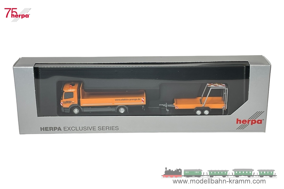 Herpa 956246, EAN 2000075671806: 1:87 MB Atego 13 Pritschen-LKW mit Verkehrssicherungsanhänger Elektro Prange